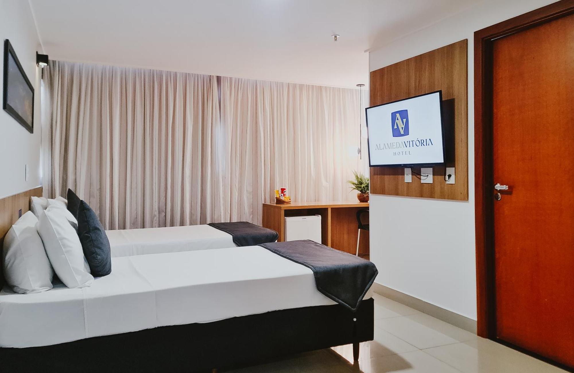 Alameda Vitoria Hotel Bagian luar foto